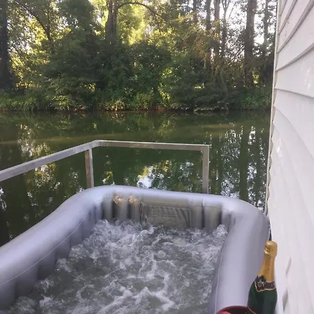 Cottage Flottant Option Jacuzzi Prive Terrasse Vue Sur L'Eau Cite Gastronomie Botel Dijon