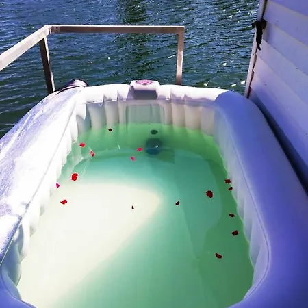 Cottage Flottant Option Jacuzzi Prive Terrasse Vue Sur L'Eau Cite Gastronomie Botel