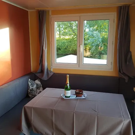 Cottage Flottant Option Jacuzzi Prive Terrasse Vue Sur L'Eau Cite Gastronomie Botel